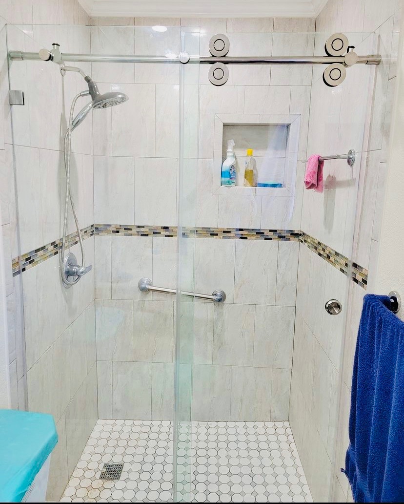 Shower glass with curved support bar
