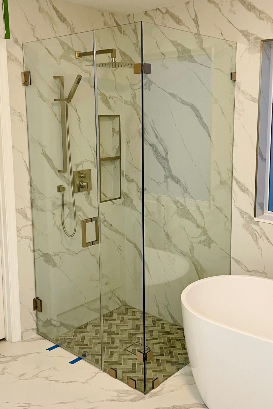 Clear shower enclosure with marble-look tile